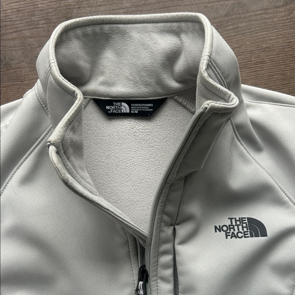 The North Face Women's White Ski Jacket ! Medium - Picture 7 of 9